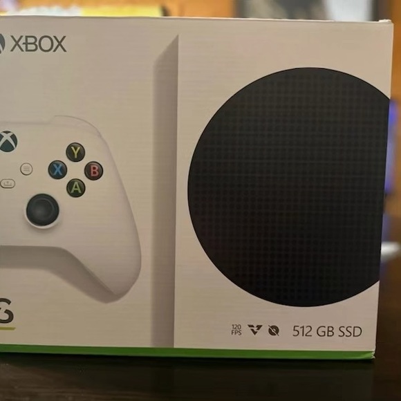 Xbox series s with three controllers and wireless charging stations - Picture 3 of 4